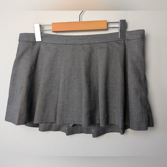 GARAGE Gray Mini School Girl Skirt Size Large Inside Shorts Side Zipper Closure - Picture 1 of 8